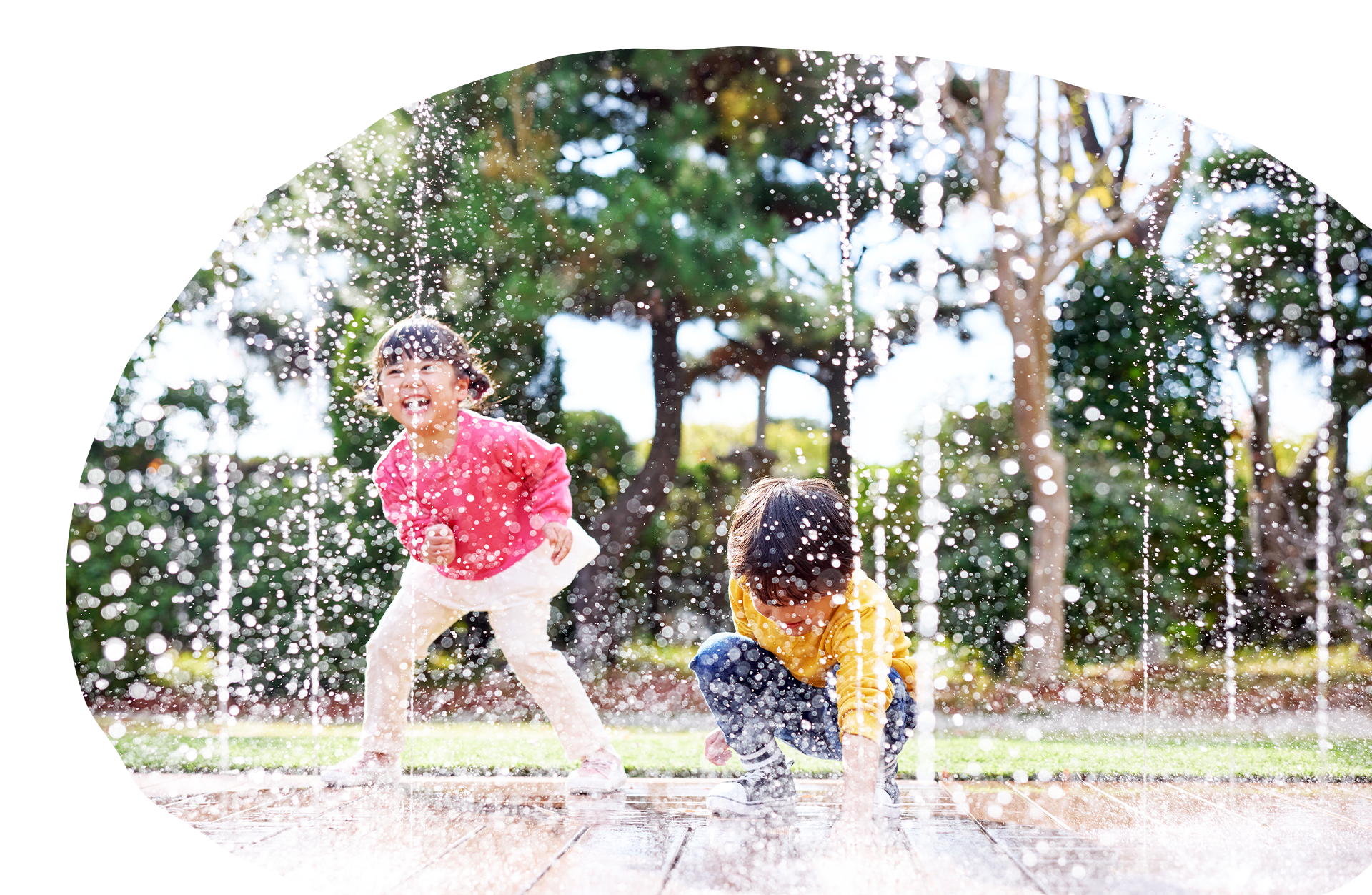 ぱかぱかぱーくの水場で遊ぶ子ども