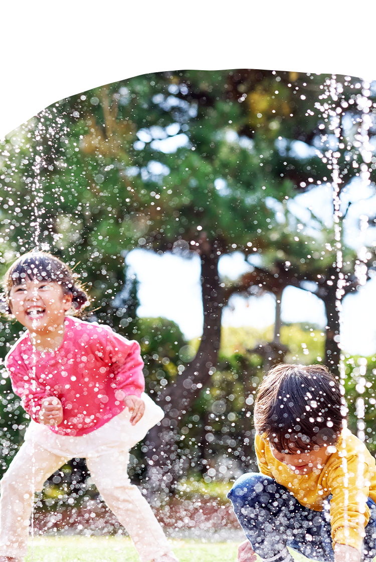 ぱかぱかぱーくの水場で遊ぶ子ども