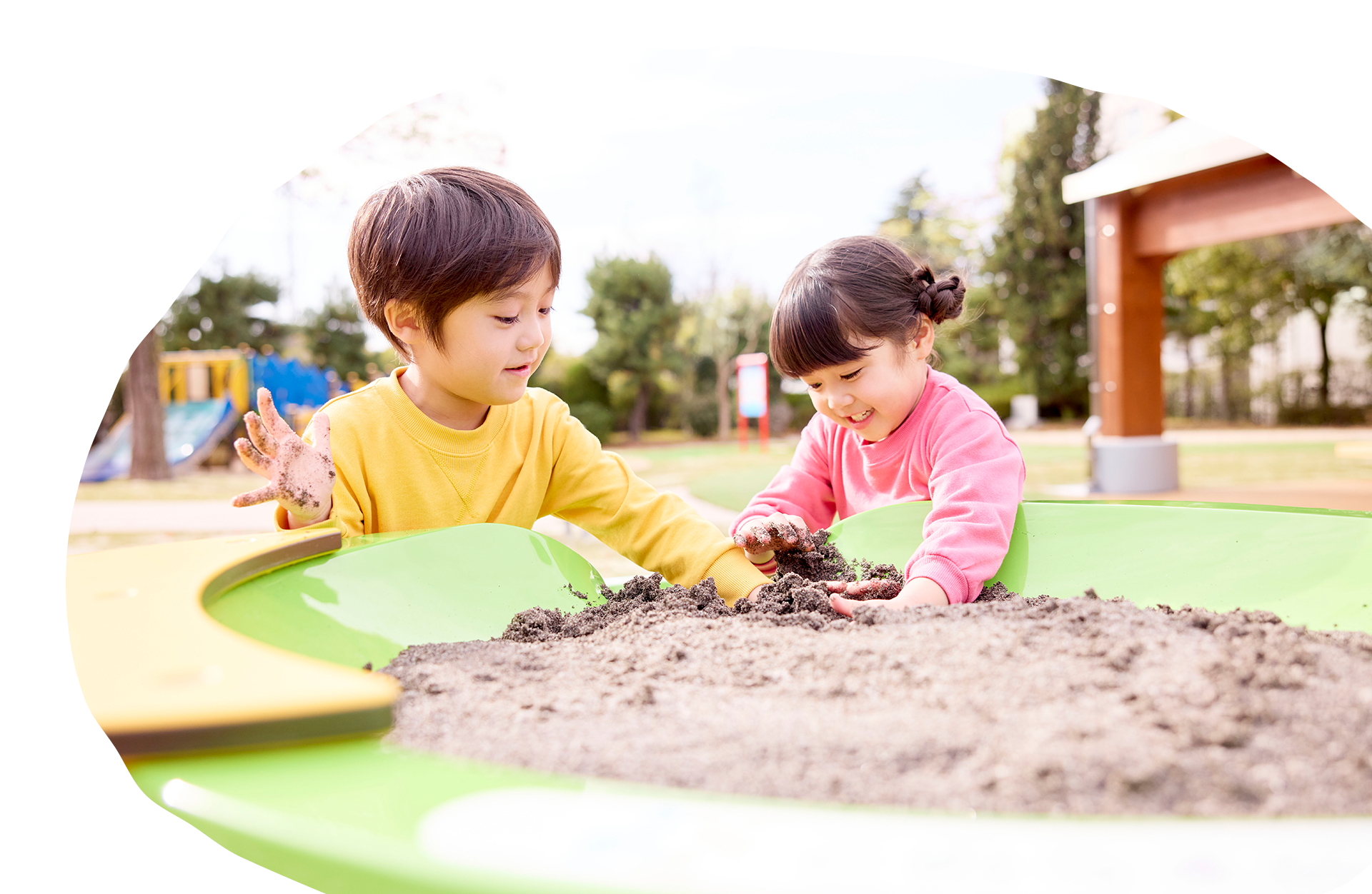 ぱかぱかぱーくの砂場で遊ぶ子ども